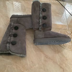 UGG Bailey tall size 7